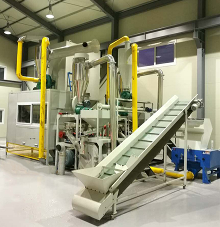 Plastic and aluminum recycling machine